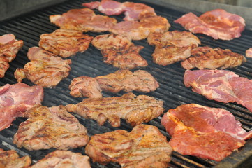 Grillfleisch - auf dem Grill beim garen