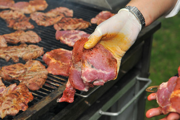 Grillfleisch - auf dem Grill beim garen