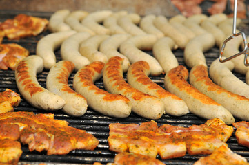 Grillfleisch - auf dem Grill beim garen