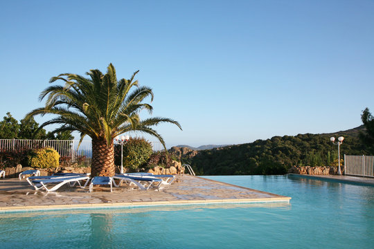 Leerer Pool am Nachmittag