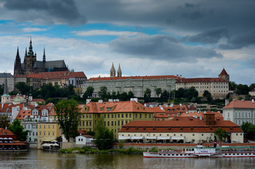 Fototapeta na wymiar Sur le pont Charles à Prague