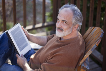 Obraz premium Senior man reading a net book