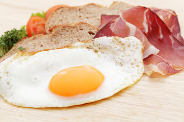 Spiegelei mit rohen Schinken und Graubrot