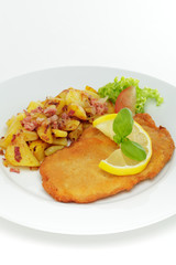 Schweineschnitzel Wiener Art mit Bratkartoffeln