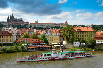 Fototapeta premium Bateau sur la Vltava à Prague