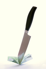 100 Euroschein unter Messer