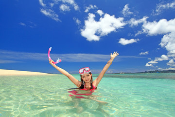 水納島で海水浴を楽しむ女性