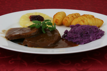 Hirschbratenstücke mit Kroketten