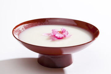 Obraz na płótnie Canvas Płatki i brzoskwinia słodkie sake