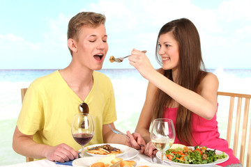 Obraz na płótnie Canvas Junges Paar beim Essen