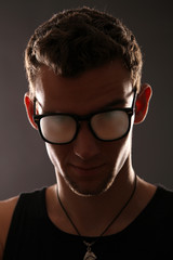 Obraz premium Mann mit beschlagener Brille