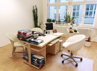 Arbeitsplatz Schreibtisch mit Akten