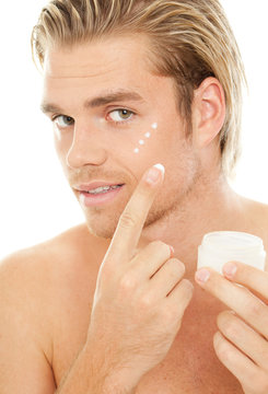 blonder mann mit tagescreme