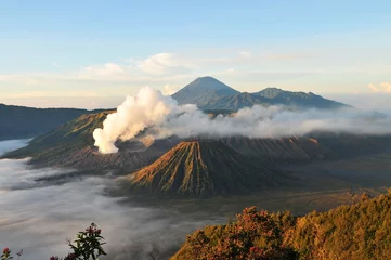 Fotobehang uitbarstende vulkaan © bobdu11