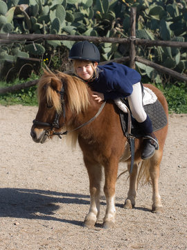 bambina sopra pony
