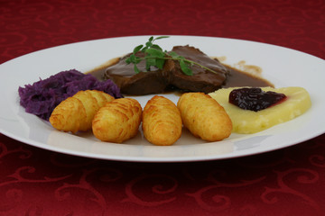 Hirschbraten mit Blaukraut und Kroketten