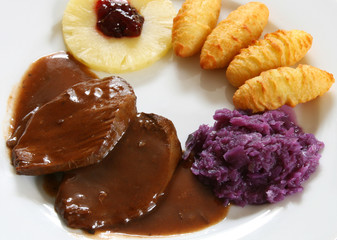 Wildbraten mit Blaukraut und Kroketten