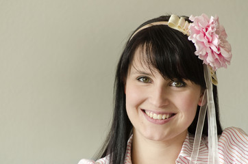 Glückliche junge Frau mit Haarschmuck