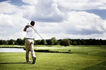 Tableaux ronds sur plexiglas Golf Joueur de golf prenant le départ
