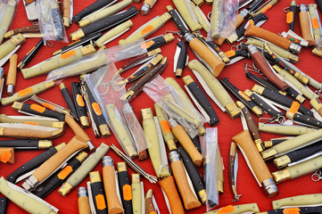 Coltelli in vendita al mercato