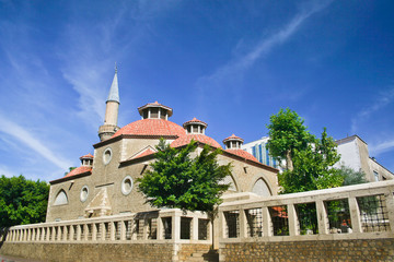 Fototapeta na wymiar meczet w centrum Antalyi