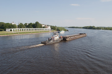 Буксир с баржей на реке Волхов в Великом Новгороде