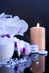 Obraz na płótnie Canvas sea salt with candle and orchid