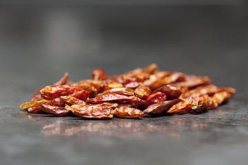 getrocknete Chilischoten auf Schieferplatte