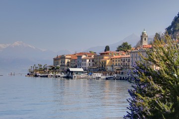 Fototapeta na wymiar wioska nad jeziorem Como