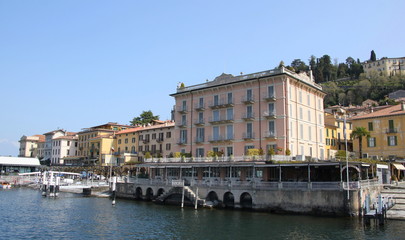 Naklejka premium village sur le lac de come