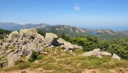 Fototapeta na wymiar Krajobraz górski z widokiem na jezioro