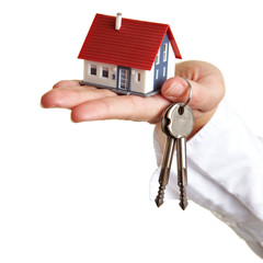 Hand mit Haus und Schlüsseln