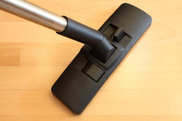 Staubsaugen auf Parkett