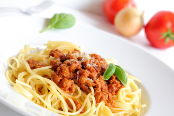 Spaghetti Bolognese mit Tomate und Basilikum