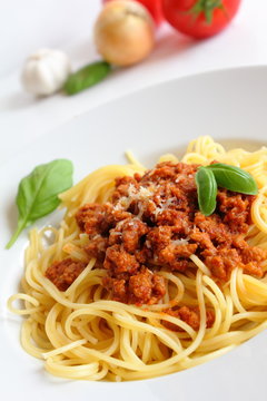 Spaghetti Bolognese mit Tomate und Basilikum