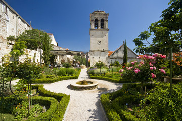 Fototapeta na wymiar St.Lawrence kościół i medival śródziemnomorski ogród