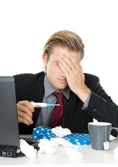 krank am arbeitsplatz mann mit fieber