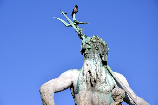 Berlin Neptunbrunnen Detail mit Vogel