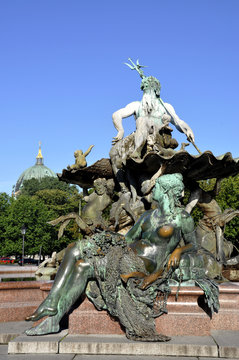 Berlin Neptunbrunnen mit Dom