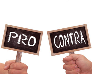 Tafel mit Pro und Contra auf Weiss