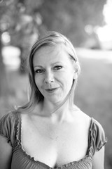 jolie femme blonde souriante en noir et blanc