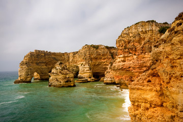Obraz premium Yellow cliffs at beach of Praia da Marinha, Algarve