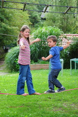 Kinder spielen draußen