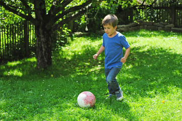 Junge spielt Fußball