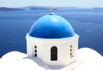 Fototapeta na wymiar niebieski kopuły kościoła w miejscowości Oia, Santorini