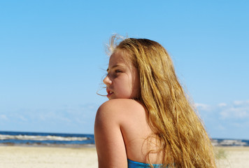 Naklejka premium Girl on the beach.