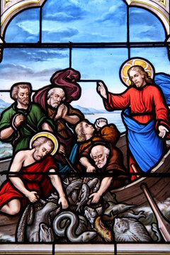 P&ecirc;che miraculeuse du Christ, vitrail de l'&eacute;glise Saint-Seine &agrave; Corbigny en Bourgogne	