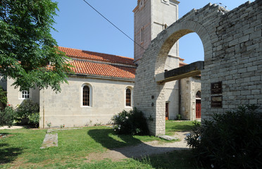 Fototapeta na wymiar Povlja sur l'île de Brač - Ruines de la basilique Saint-Jean
