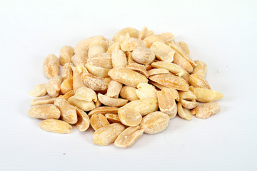 Obraz premium Close-up image of peanuts studio isolated on white background