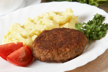 Cutlet with mashed potatoes and vegetables